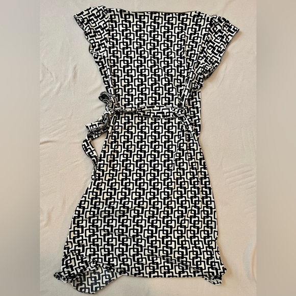 Vintage Max Studio Black and Off-White Abstract Chain Print Wrap Dress - Picture 4 of 6